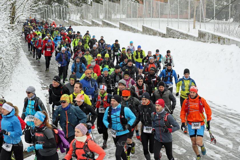le-depart-dans-le-neige-des-participants-au-trail-du-petit-ballon-(52-km)-a-rouffach-photo-l-alsace-thierry-gachon-1521387094