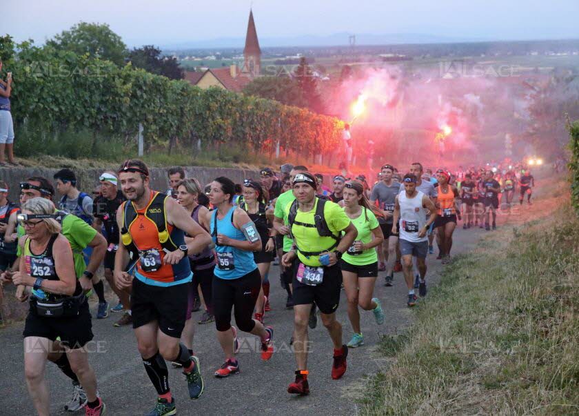 500-coureurs-ont-pris-le-depart-du-run-in-night-trail-a-la-lueur-des-lampes-torches-sur-les-hauteurs-de-wettolsheim-photo-l-alsace-vanessa-meyer-1530394857